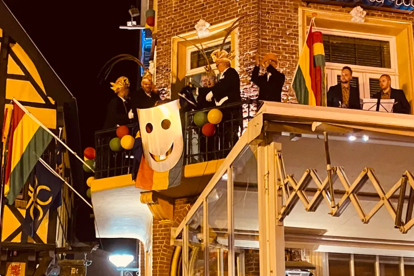 t maske hingk weier aan t balkon