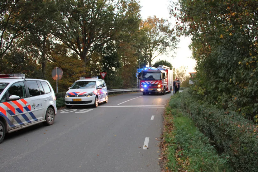 t2x0o9pjt3u0pr44cmbkpbk2i auto van talud bij kanaal bij illikhoven