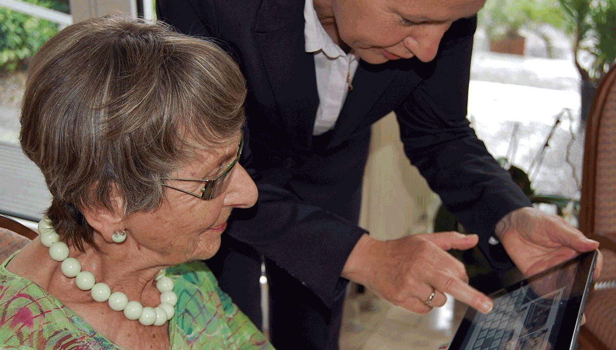 tablet ouderen langer zelfstandig sigismund von dobschtz cc by sa 30