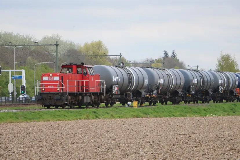 tankwagons achter loc onderweg van chemelot naar rangeerterrein in sittard