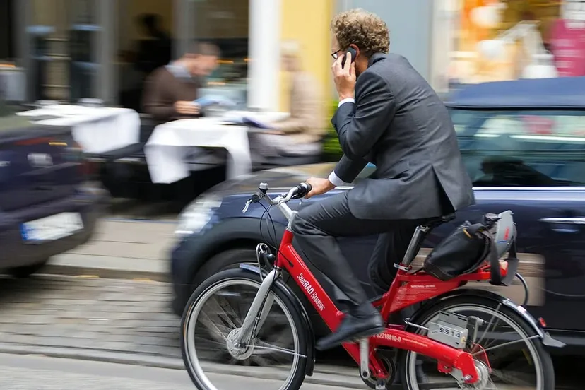 telefonerende fietser bellen smartphone
