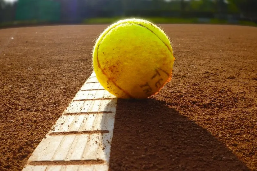 tennisbal op gravel cc0 pixabay