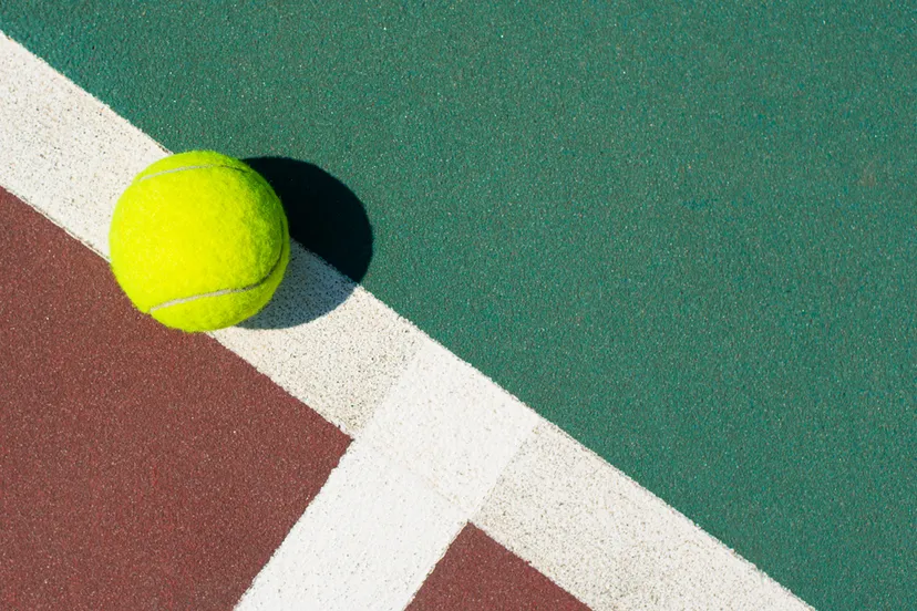 tennisbal op hard cout baan