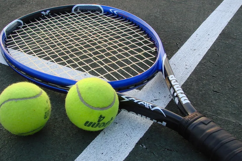 tennisracket twee ballen hardcourt