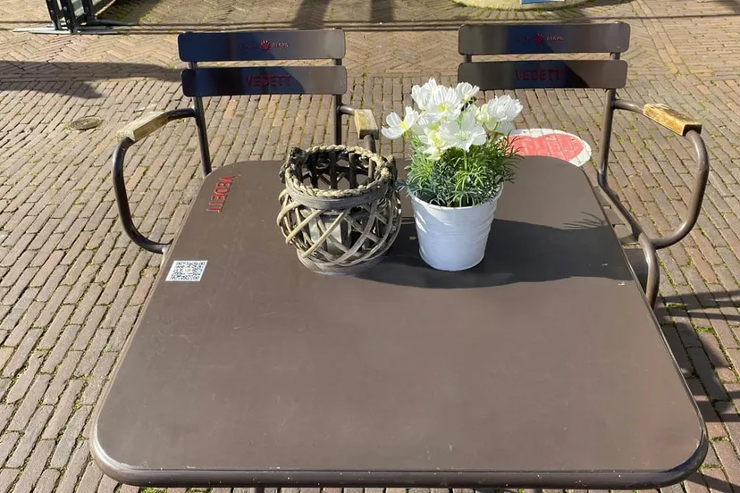 terras tafel en stoeltjes