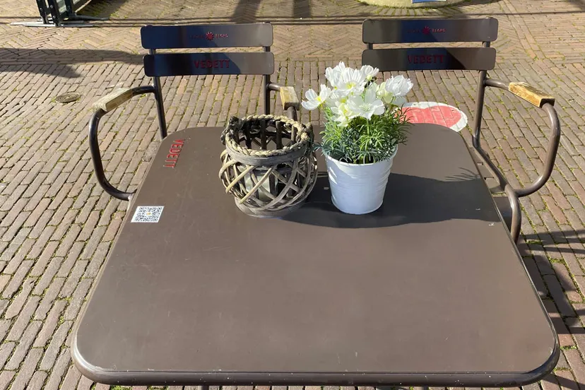 terras tafel en stoeltjes