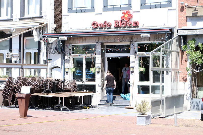 terrasheropening in voorbereiding bij bloem op de markt in sittard
