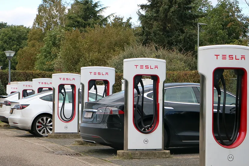 tesla oplaadstation bij urmon