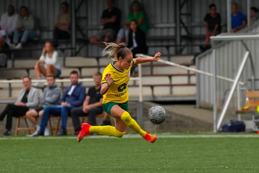 tessa wullaert in actie voor fortuna tegen heerenveen