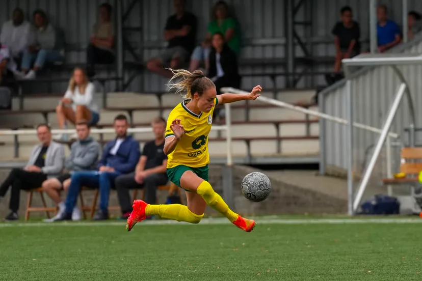tessa wullaert in actie voor fortuna tegen heerenveen