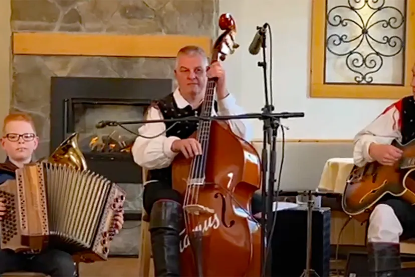 thijs huver accordeonist van 7 jaar oud uit geleen