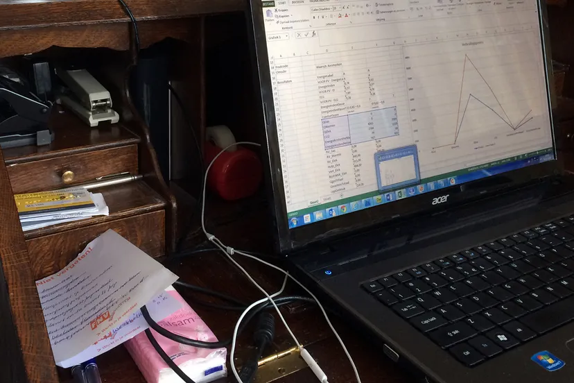 thuiswerken laptop met grafiek en spreadsheet