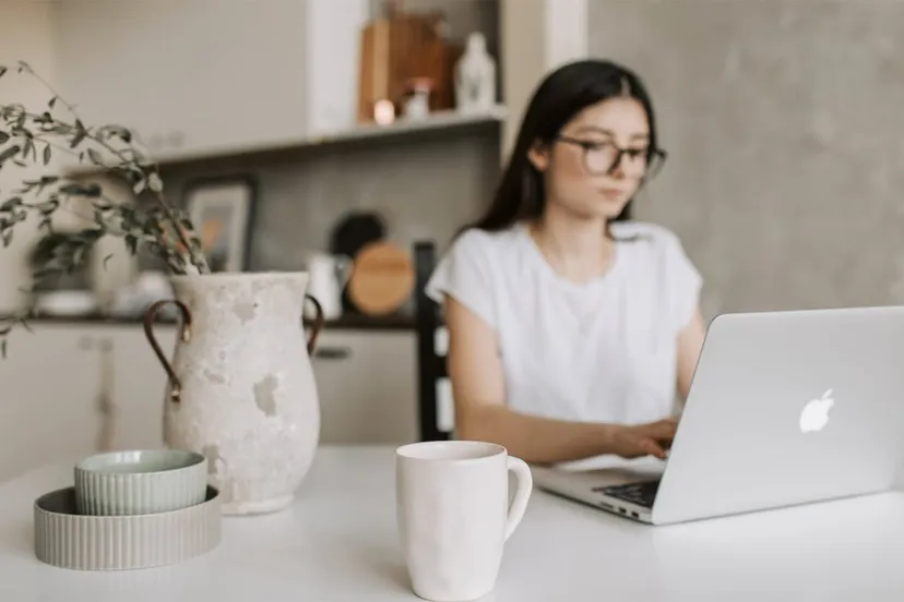 thuiswerken vrouw laptop