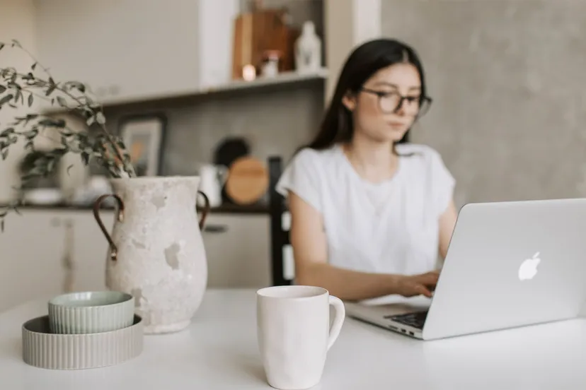 thuiswerken vrouw laptop