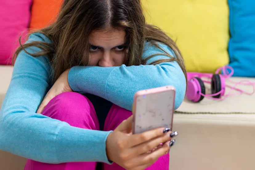 tienermeisje mobiele telefoon