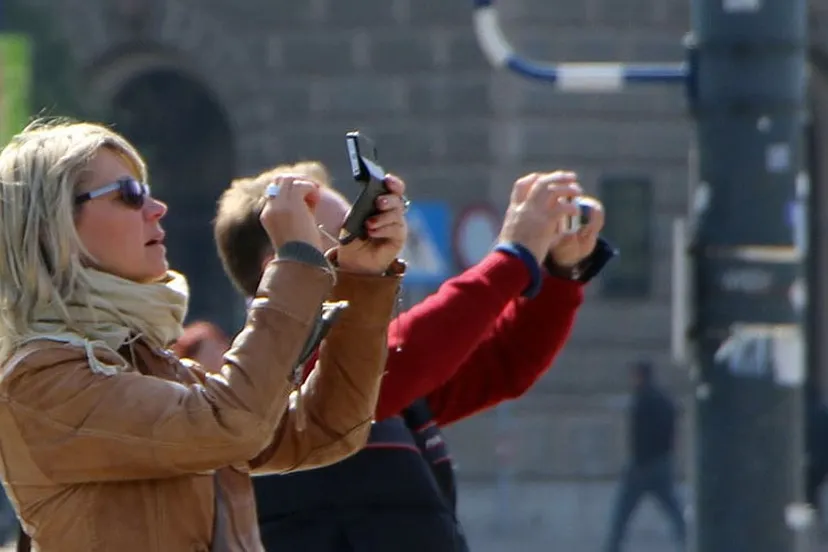 toeristen maken foto met smartphone