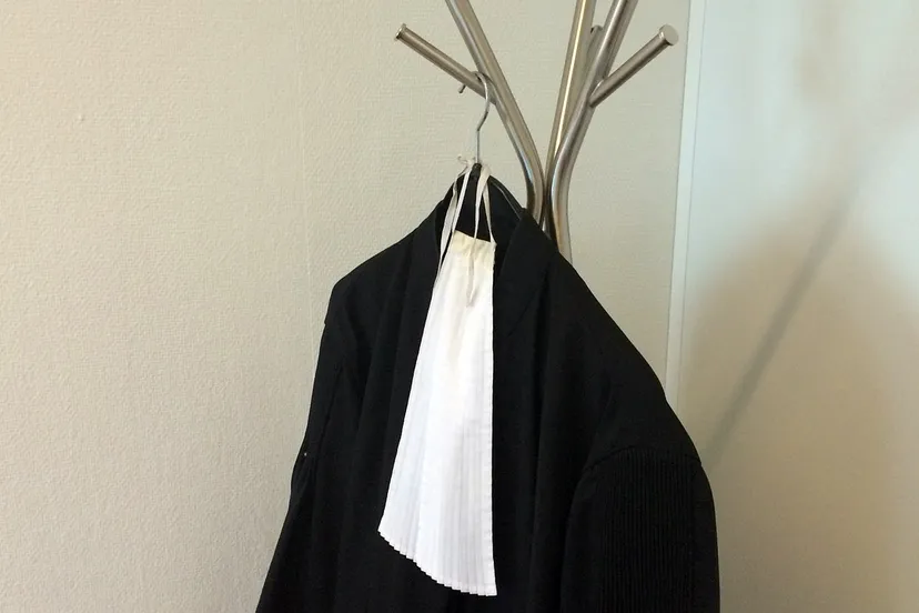 toga advocaat gown 655355 1280