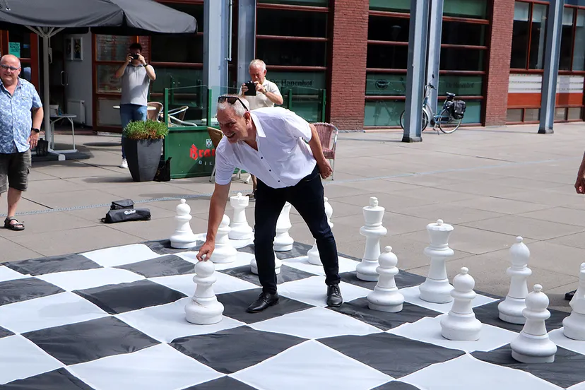 ton raven opent buitenschaak