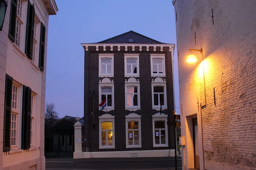 toon hermanshuis vanaf dominicanenwal bij schermering