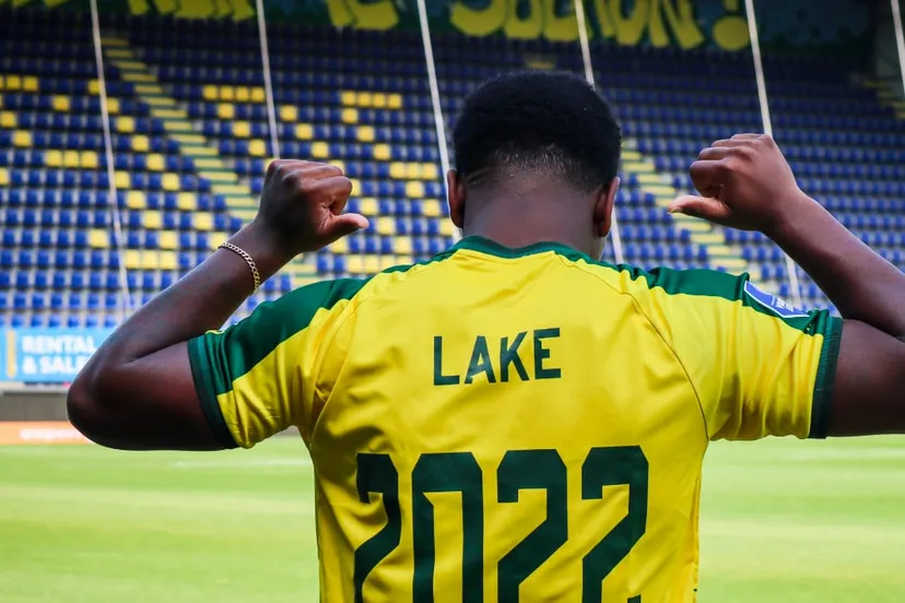 toshio lake met naam op rug shirt