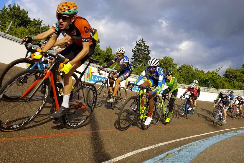 trainingskoers op wielerbaan geleen