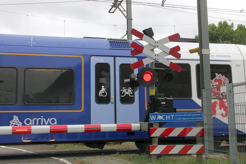 trein arriva bij overweg daniken