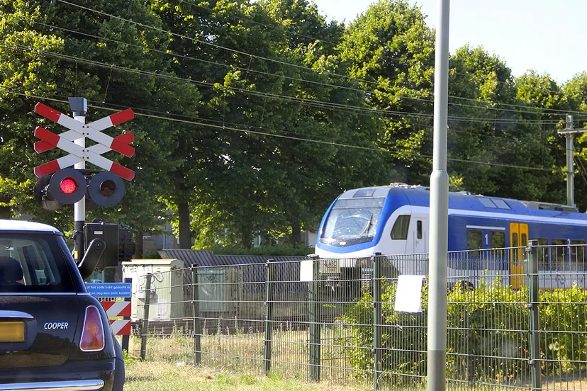 trein arriva op spoor bij geleen ten eysden