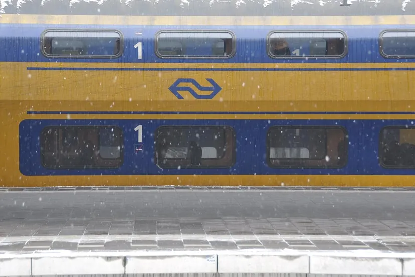 trein op perron sneeuw