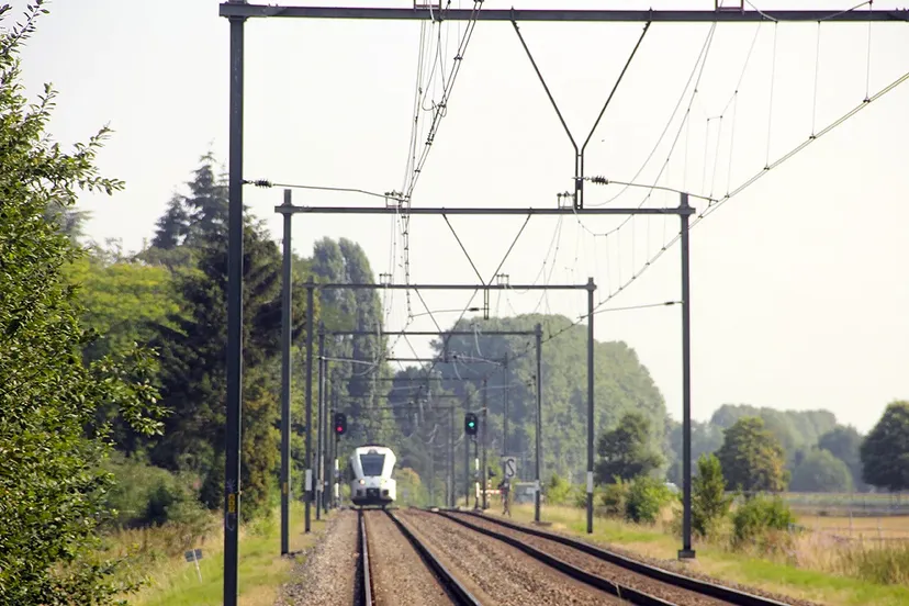 trein op spoor bij geleen