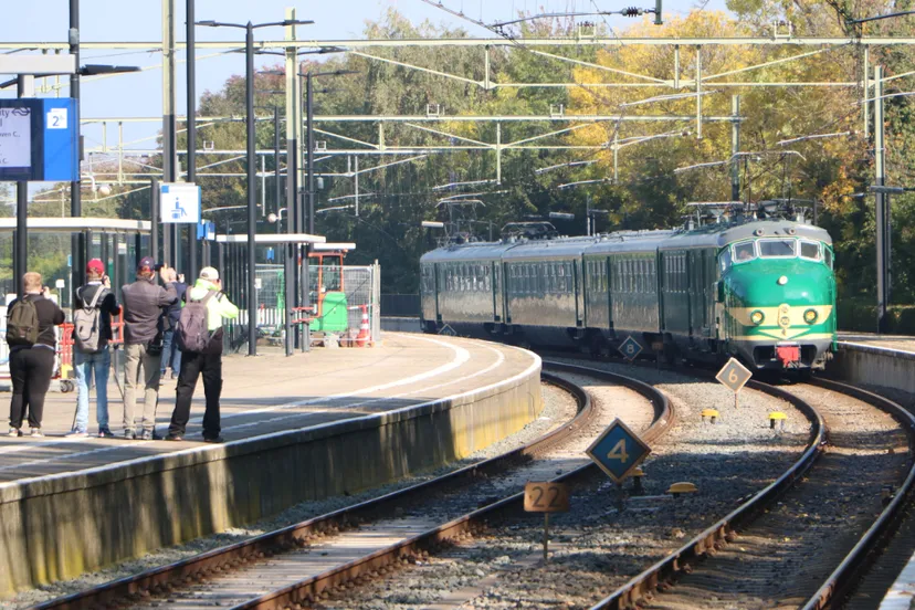 treinstel 766 rijdt station sittard binnen