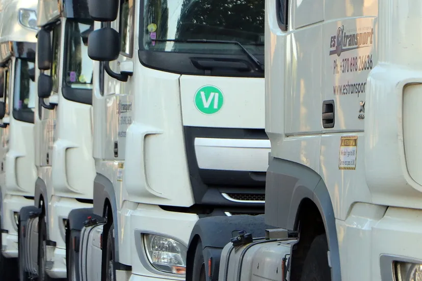 trucks geparkeerd op de kampstraat in geleen lindenheuvel