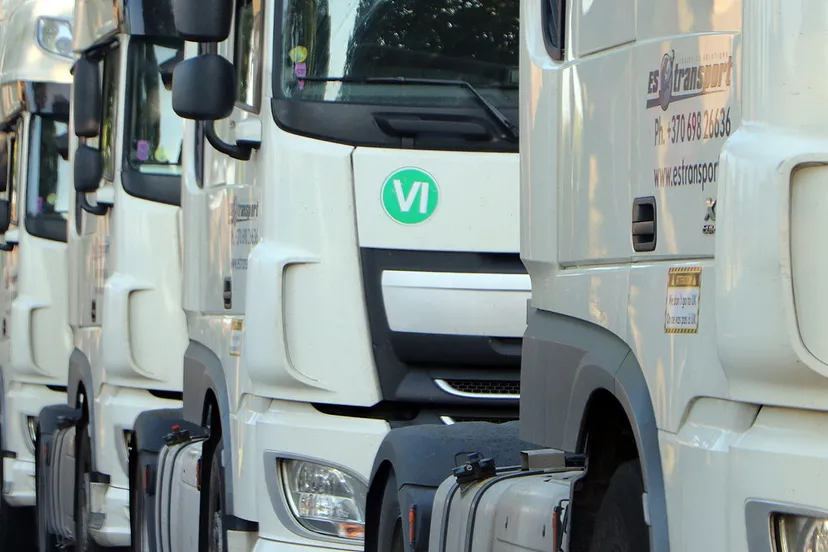 trucks geparkeerd op de kampstraat in geleen lindenheuvel