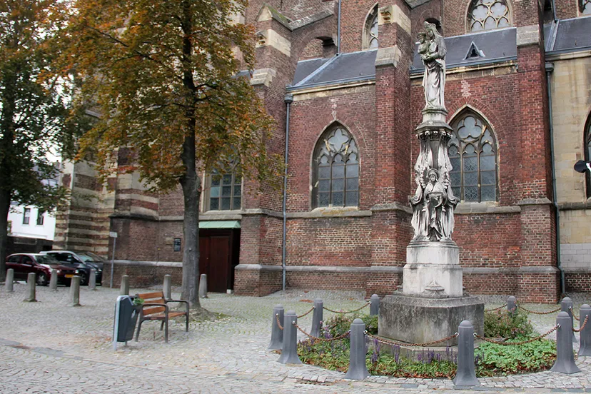 tuintje bedevaartzuil kerkplein
