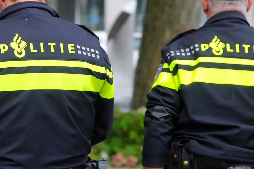 twee agenten politie op de rug gezien