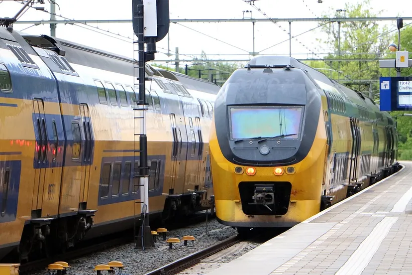 twee intercitys op station sittard