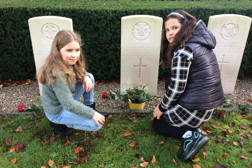 twee koorleden bij het graf van john alexander devine