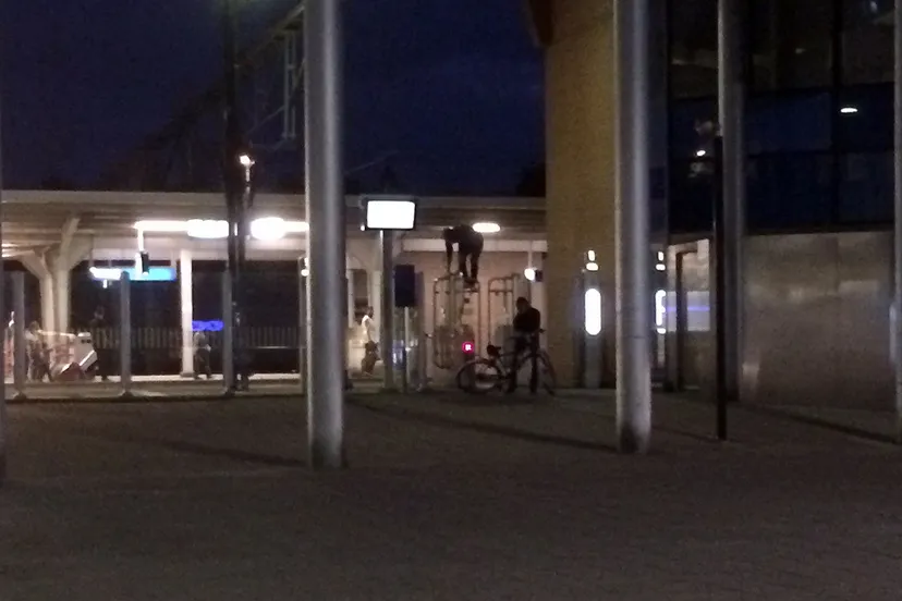 twee man met fiets over ov poortje station sittard