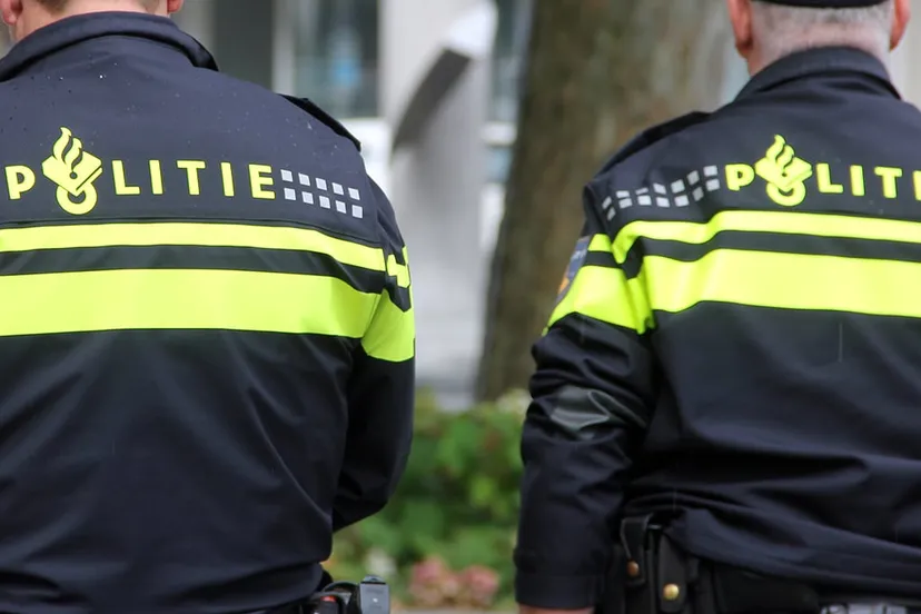 twee politieagenten lopend op rug gezien