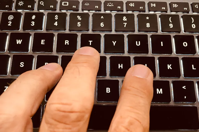 typen op een toetsenbord met toetsverlichting