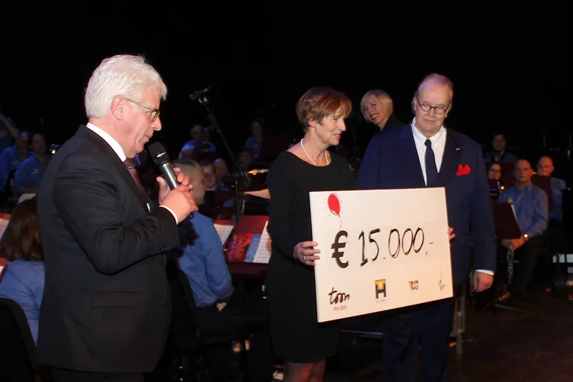 uitreiking cheque 15000 euro toon hermans huis 24 rozen voor jou