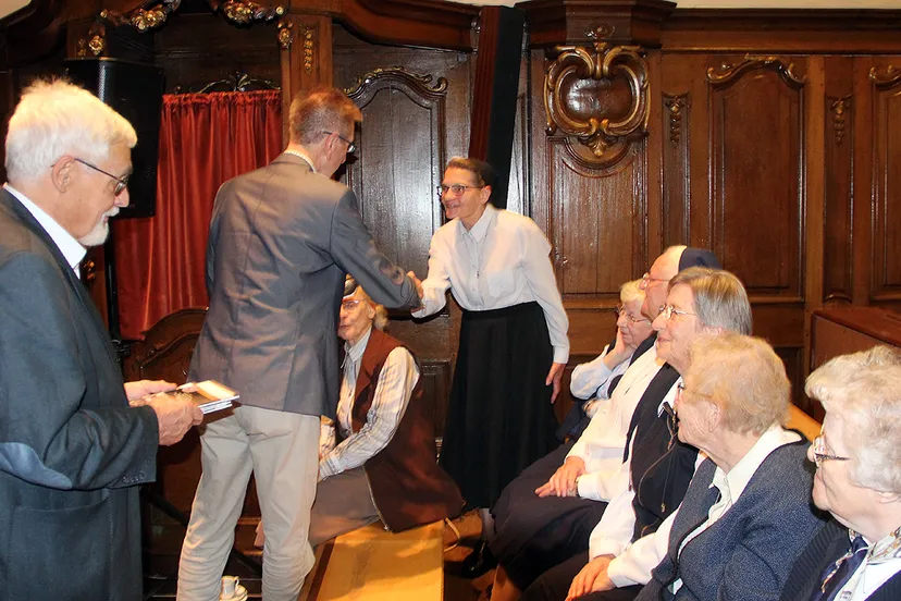 uitreiking eerste boekje over klooster agnetenberg door sittards verleden
