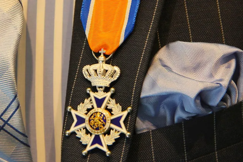 uitreiking lintje revers kostuum