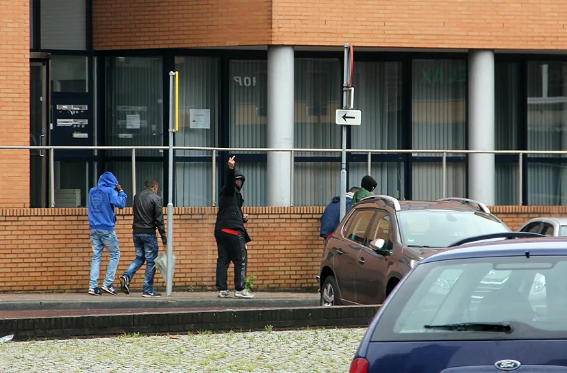 uitsnede straatdealers stationsplein sittard