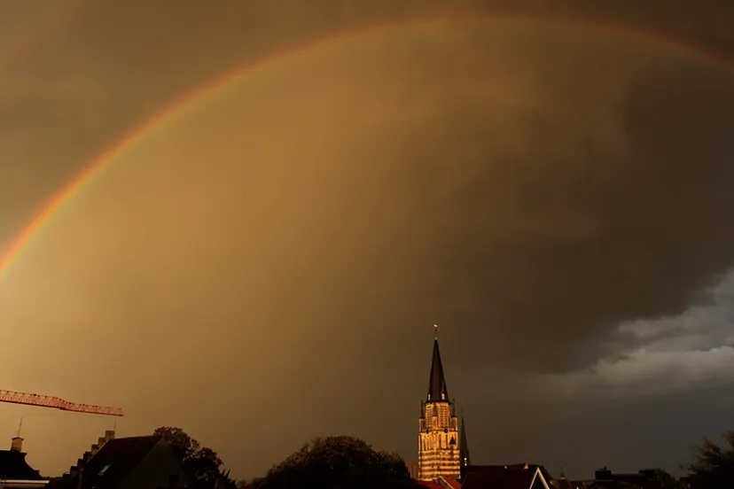 v3y233o0g23h4fxvklq6oa4as herfst regenboog boven grote kerk sittard oktober 2014