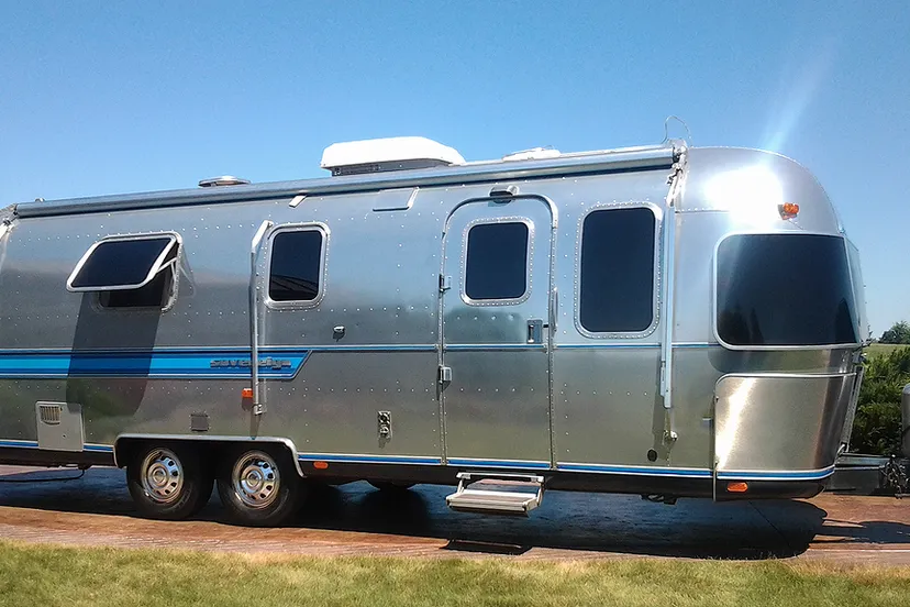v7bdao8vi2l1q8oyn0e4si4gq klassieke caravan airstream groot
