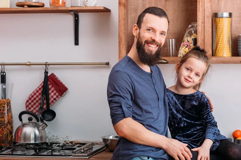 vader en dochter in keuken