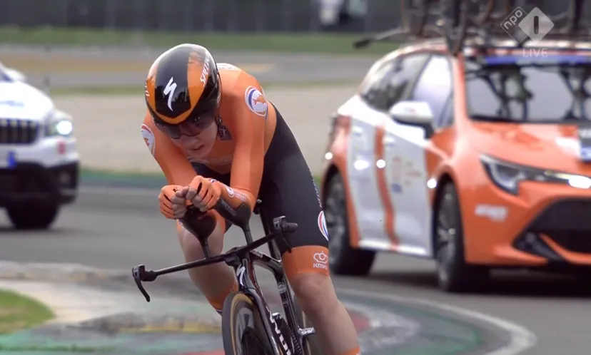 van der breggen op weg naar goud op wk tijdrit 2020 in imola