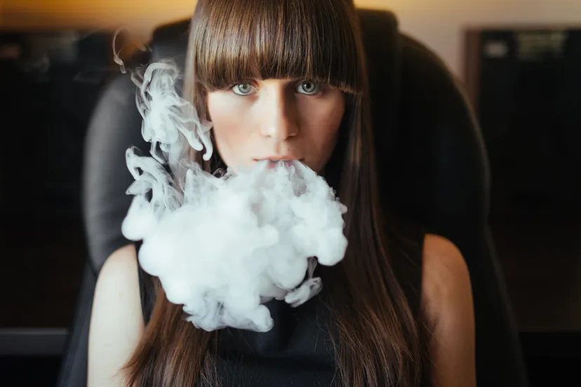 vaping e sigaret rokende jonge vrouw