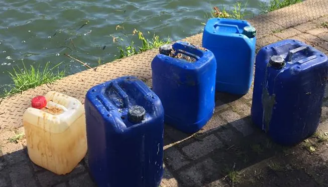 vaten met chemicalien