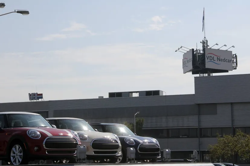vdl nedcar vlag in top en drie minis voor de deur
